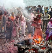 वाराणसी के महाश्मशान में चिता-भस्म से खेली गयी होली