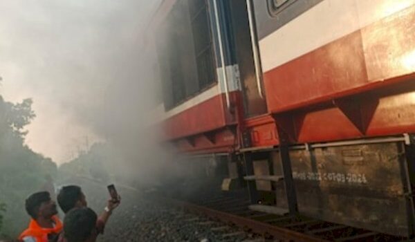 चलती ट्रेन में लगी आग, यात्रियों ने कूदकर बचाई जान